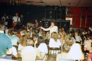 ah002.jpg (76850 bytes)