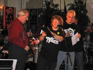 td02.jpg (93487 bytes)